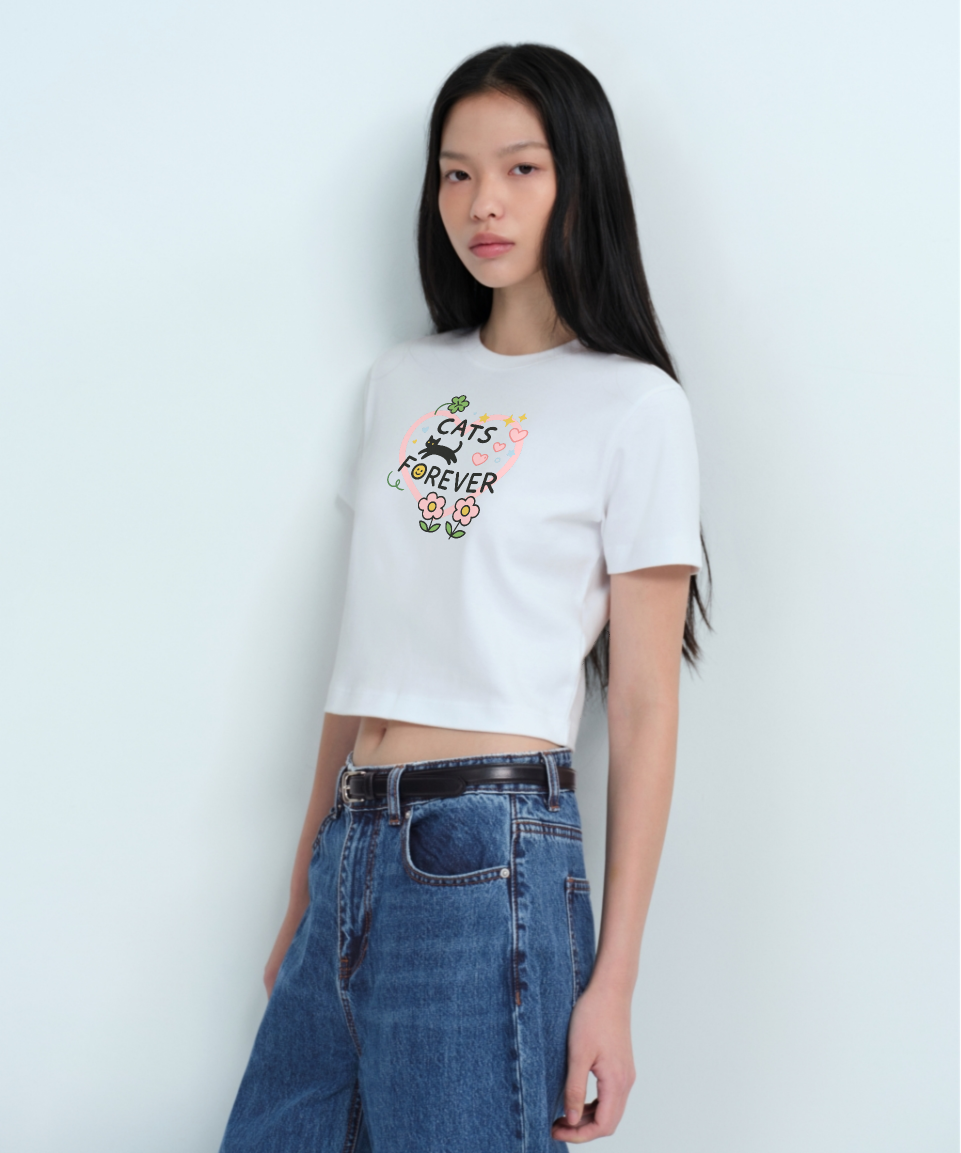 Cute Cat Lover Crop Top | Women's Festival Shirt, Gift for Cat Moms, Summer T-Shirt, Cute Floral Design, Casual Wear